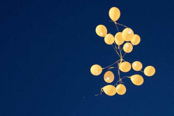 Palloncini che volano nel cielo notturno