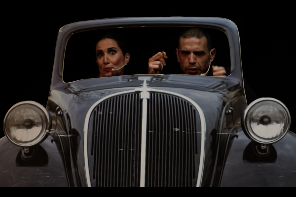 Scena della commedia Piccoli omicidi a Detroit con Lisa e Jack in fuga in auto