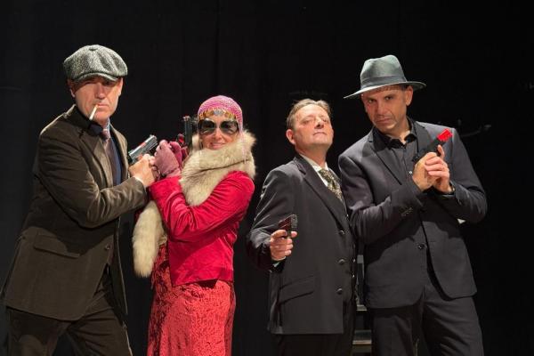 Nick, Lisa, Jack e Salvo Ferruccini nella commedia Piccoli omicidi a Detroit